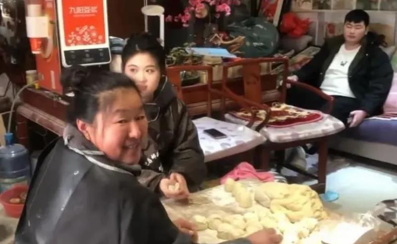 陈萌给大衣嫂母亲节礼物,陈萌给大衣嫂过母亲节