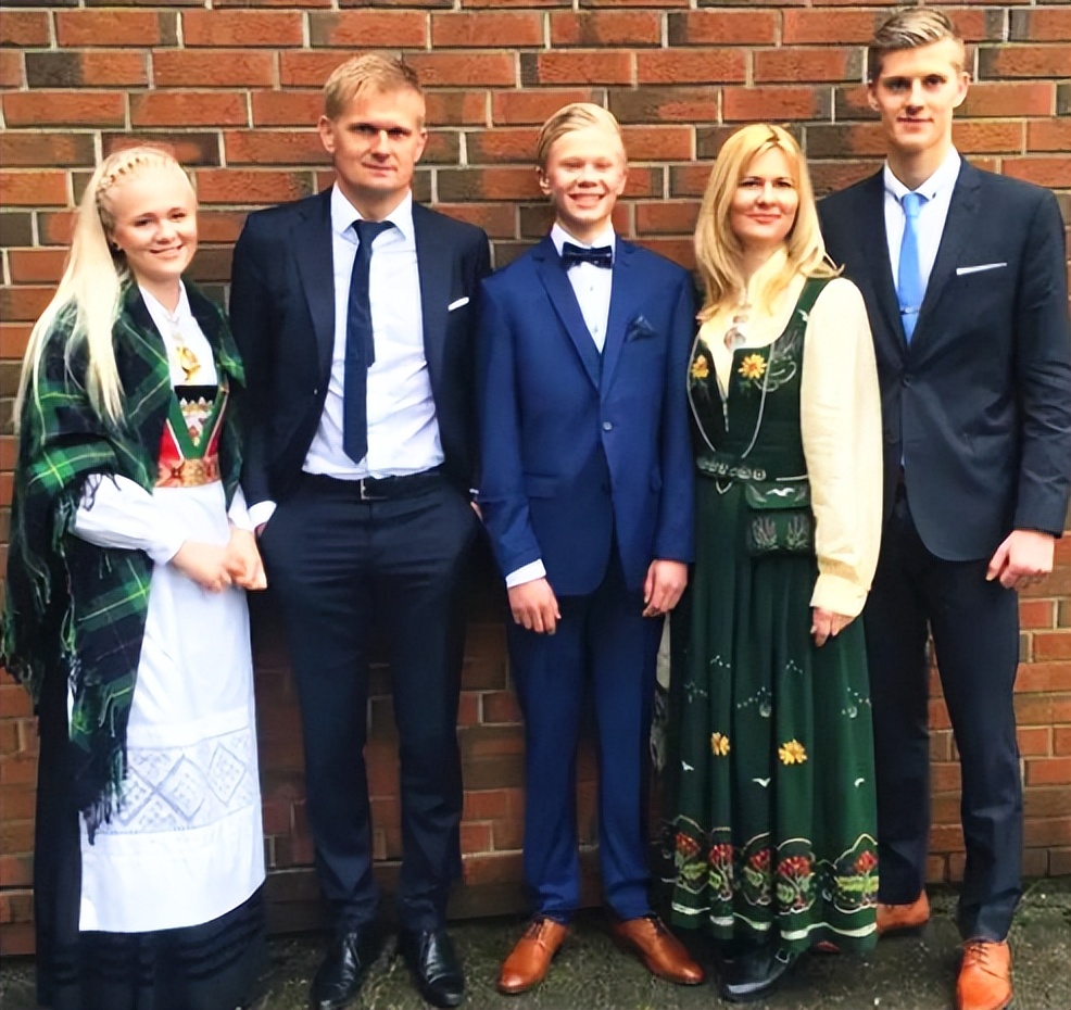 哈兰德生活大揭秘，在家喜欢波点套装，哥哥妹妹都是高颜值