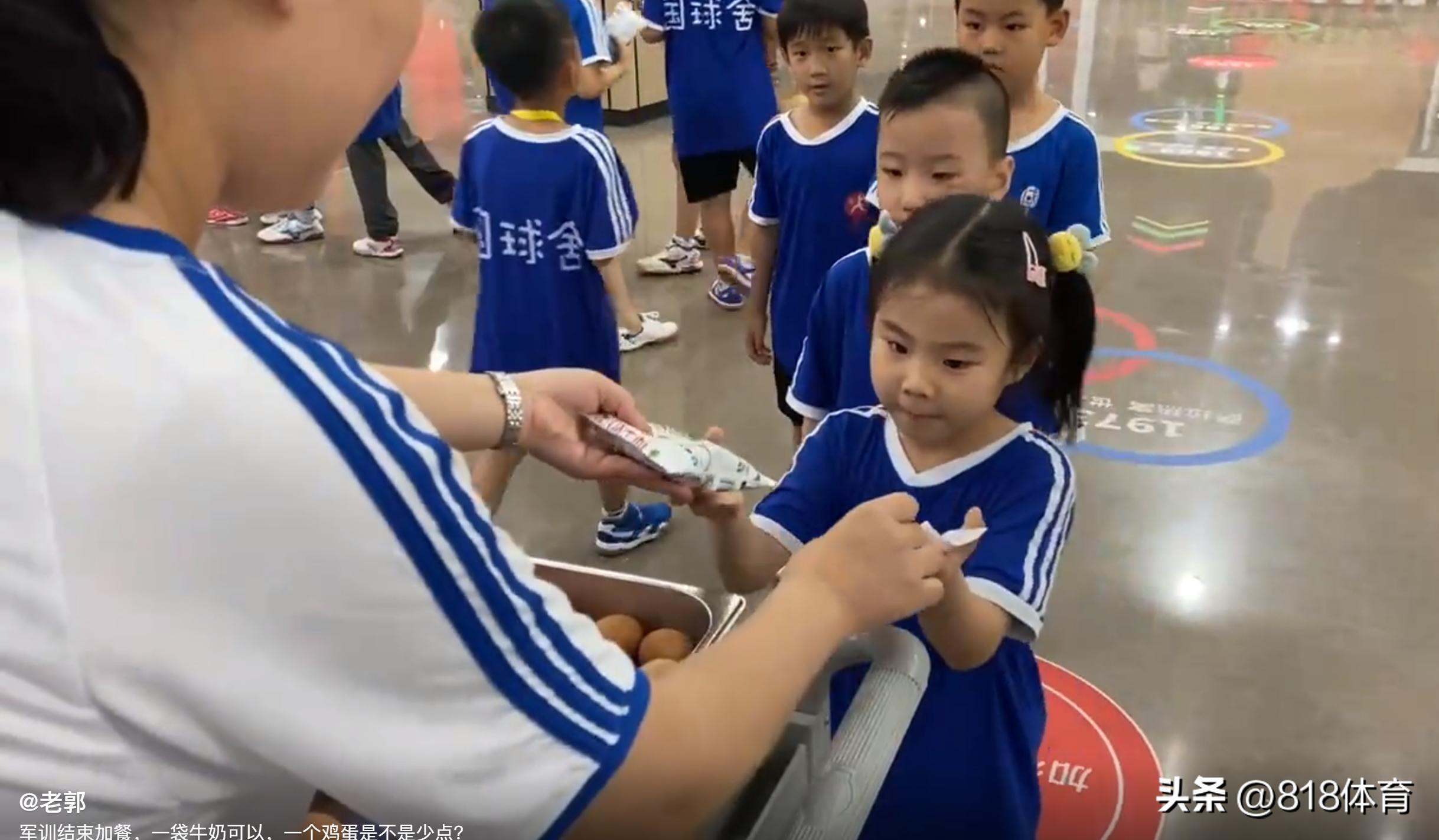 笑喷!王楠巨富老公晒女儿笑笑军训同手同脚:顺拐可能是遗传,像妈!