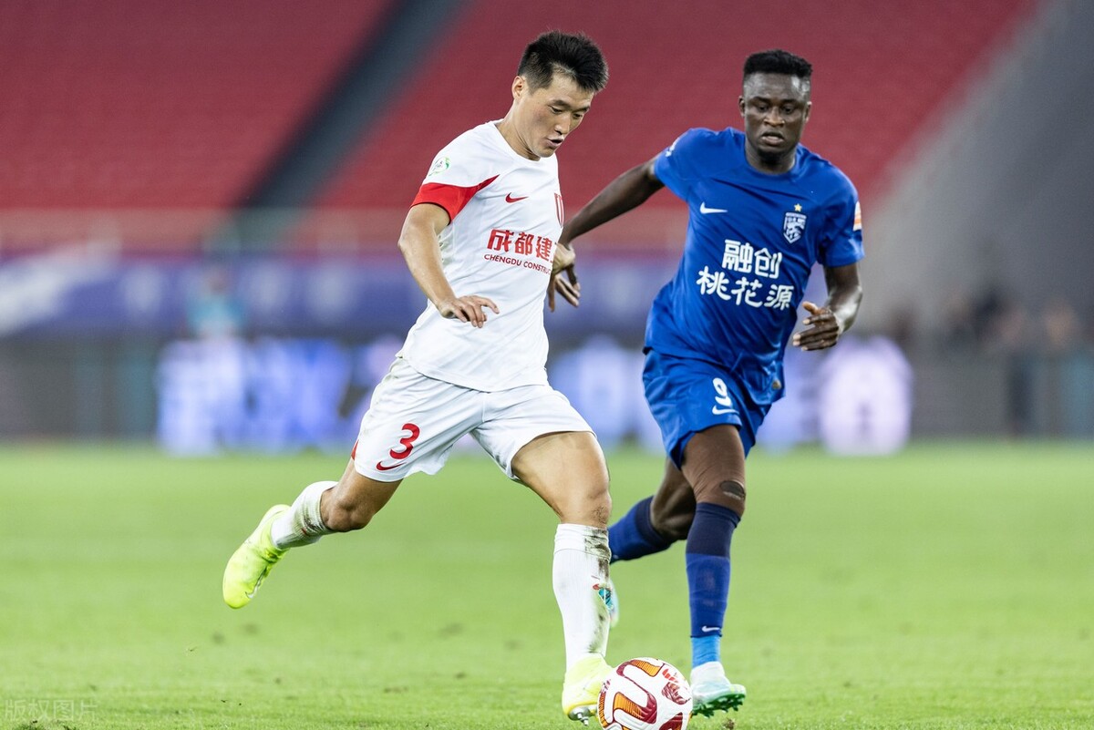 足协对裁判恶意判罚,足协罚单被罚停赛球员怒怼网友