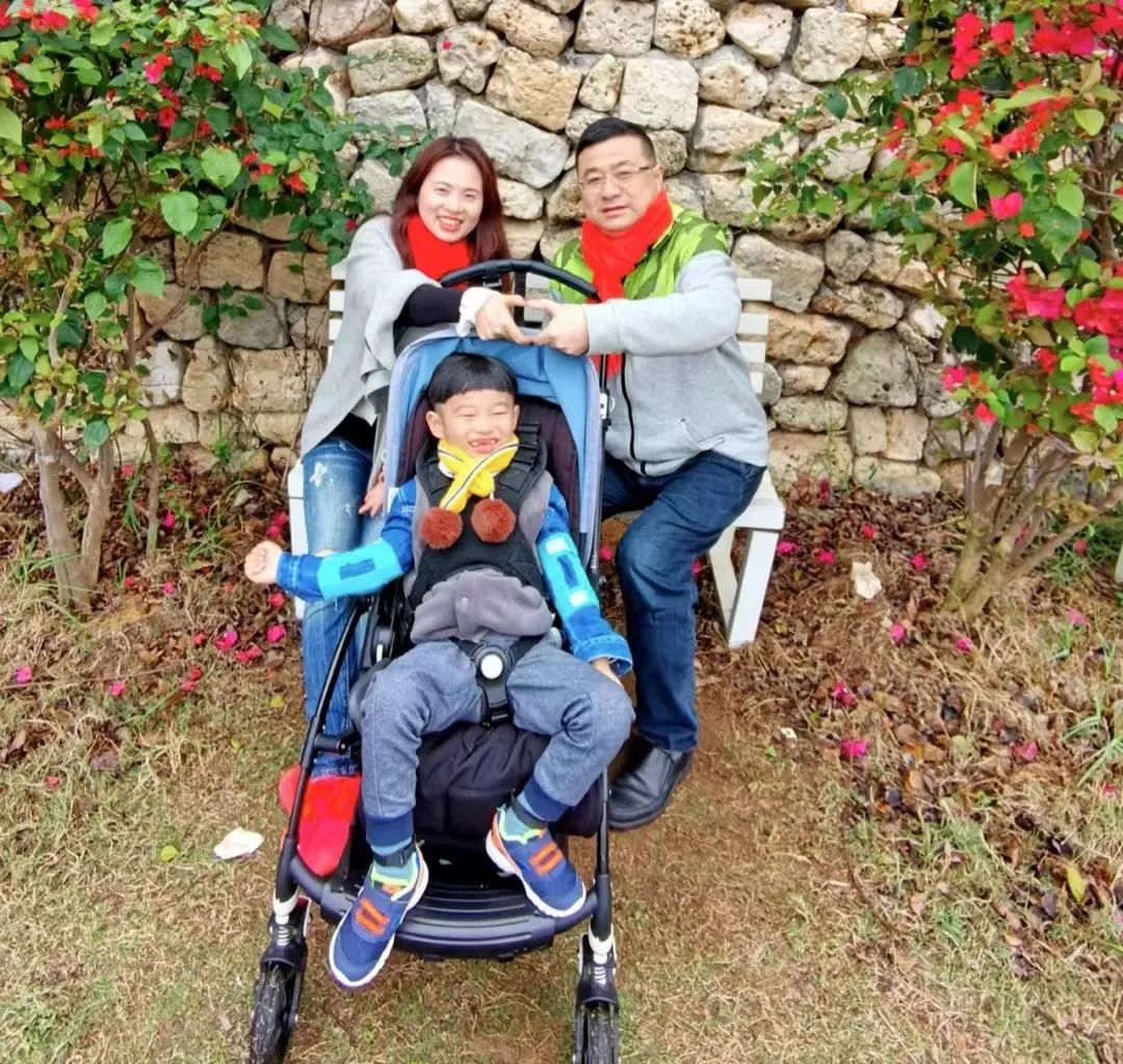 男童喜咬手指甲被诊为自毁容貌症,5岁男孩患自毁容貌症