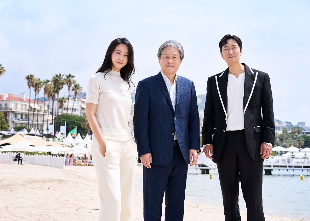 汤唯亮相戛纳红毯造型,汤唯穿高定礼服走戛纳红毯