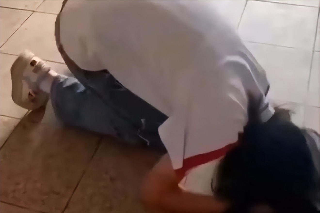 重庆女生遭多人殴打被逼下跪,重庆一中学女生遭群殴被逼下跪