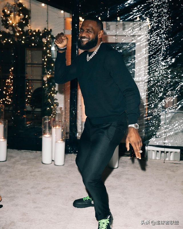 詹皇晒照庆祝56分,詹皇发年轻照片