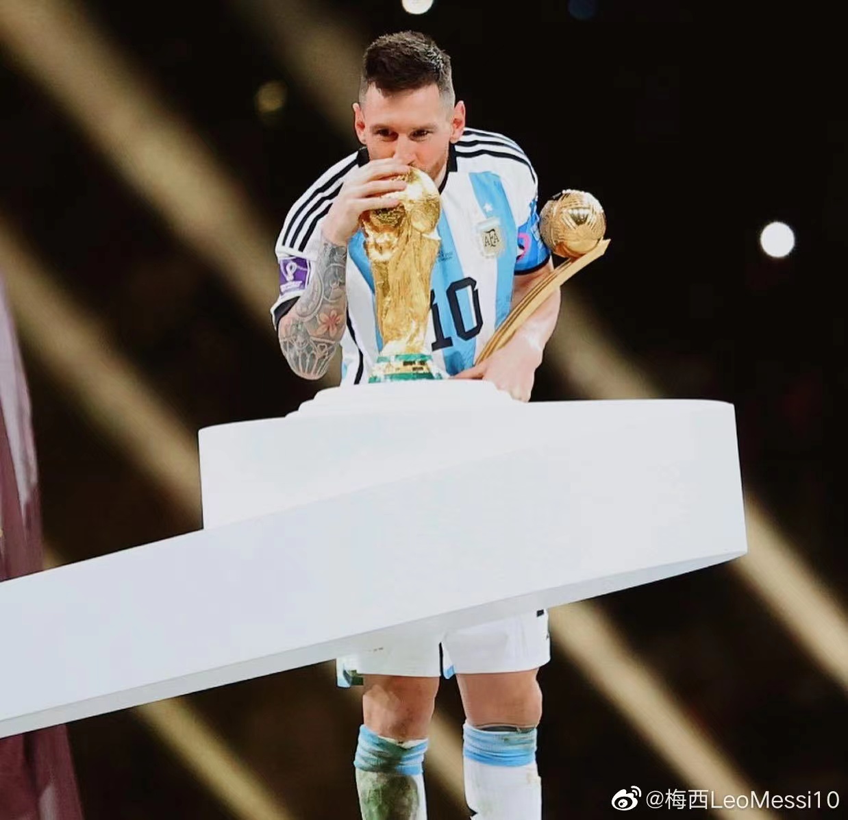 梅西具备了当世大侠的全部素质，写出了萍踪侠影的梁羽生童话