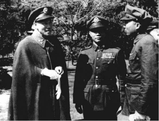 宋美龄与王耀武,1948年王耀武接见国民党将领