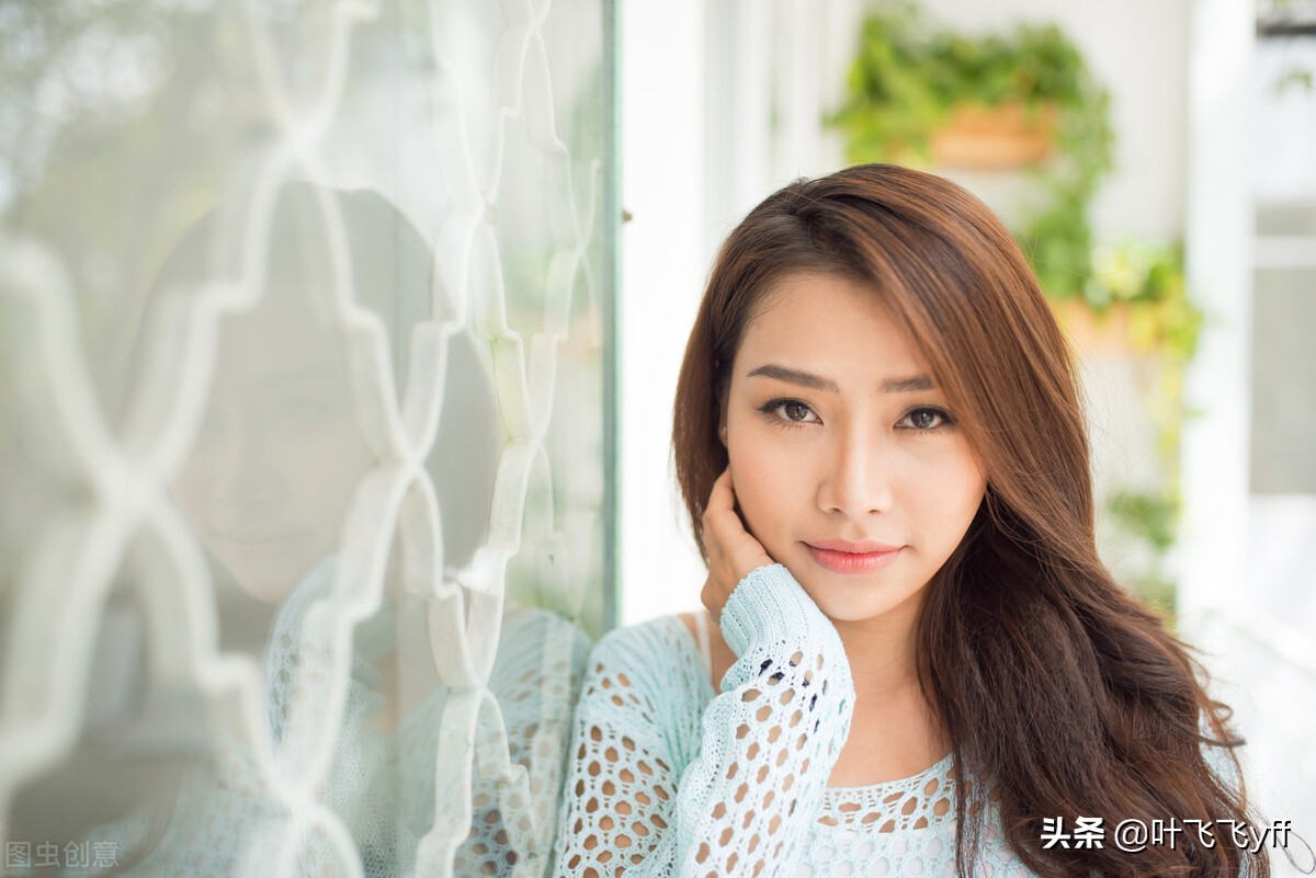 一个女人暗恋你的三件事,暗恋你的女人会给你这样的信号