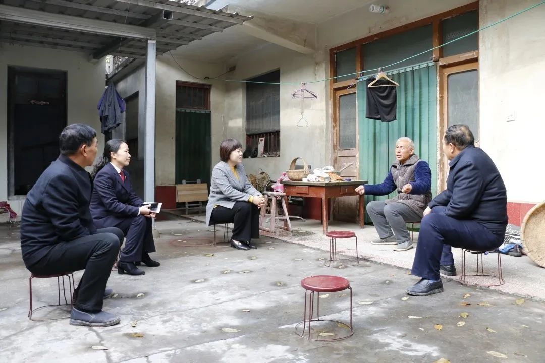 法治走进校园,走进法治天地漫画