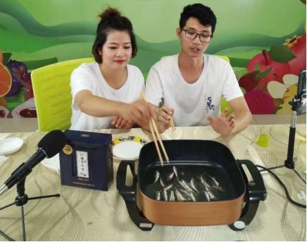 放弃60万年薪回乡创业，年入500万带动当地经济，他赚钱秘籍是啥