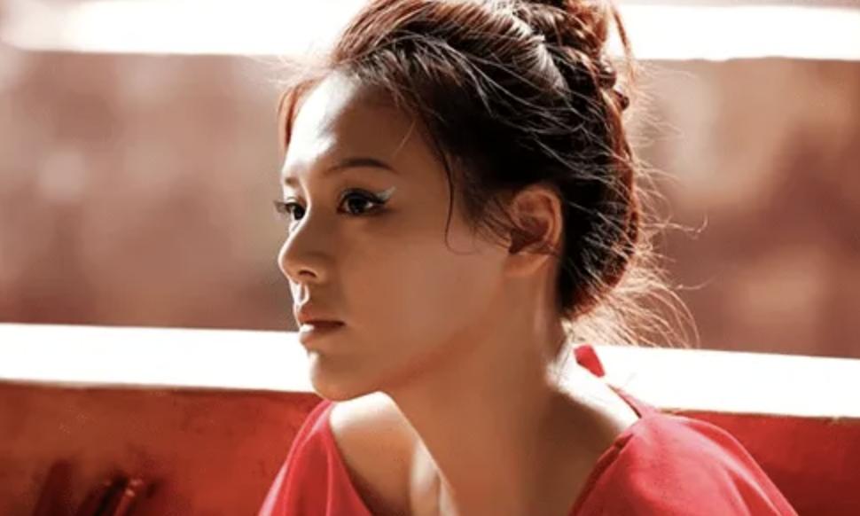 素颜是灾难，化妆是整容，这9位女明星的真实颜值，前后反差巨大