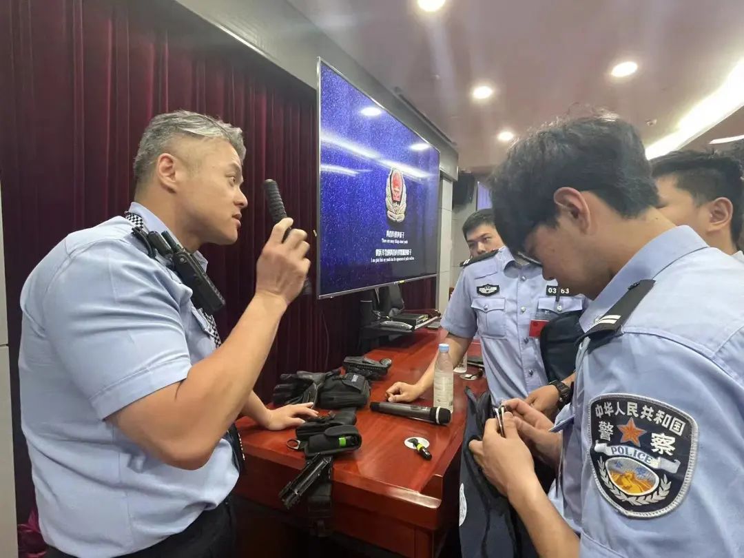 白发特警老队长,白发特警开枪