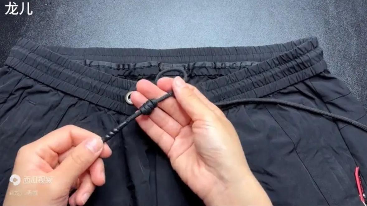 裤子一根连起来的绳子打结方法,裤子上的绳子怎么系简单好解