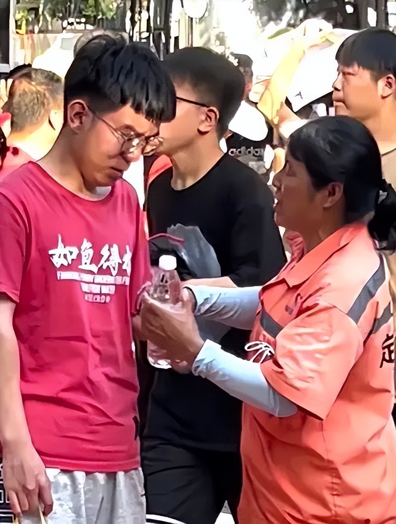 突然,让人泪目的高考考场前相拥的环卫工母子,做了个重大的决定