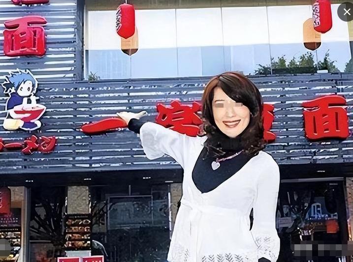 消失十几年19岁下海当*星艳**、酒局捏爆假胸34D变32A，上岸卖拉面？