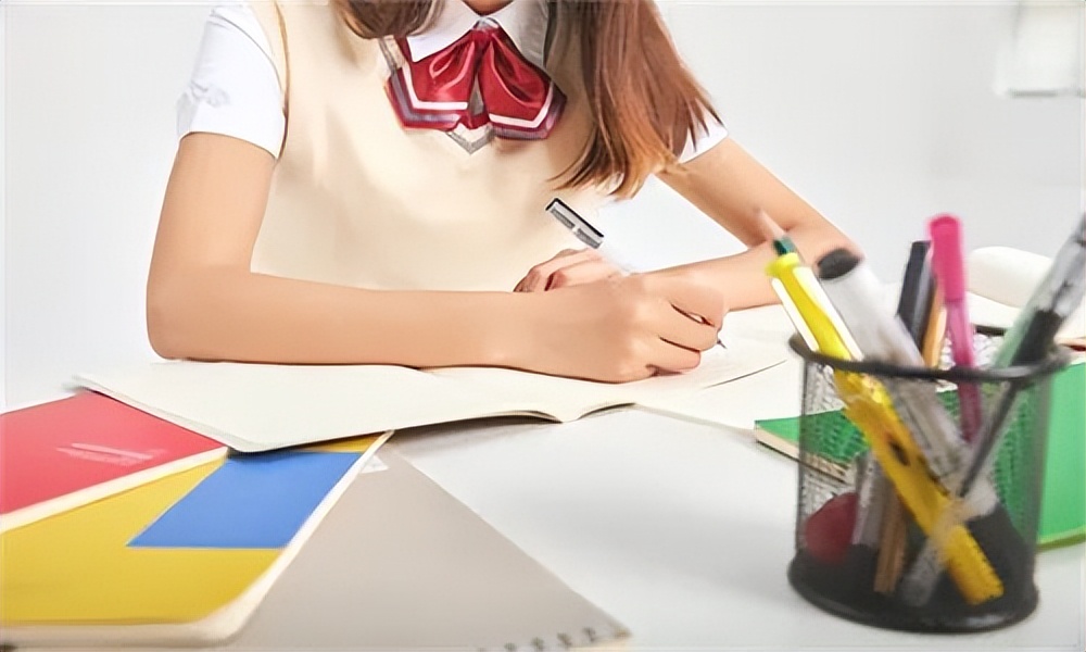 15岁青春期脾气暴躁易怒正常吗,15岁女孩脾气暴躁易怒怎么回事