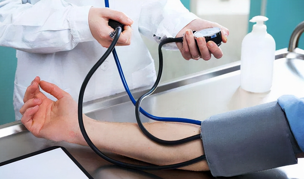 男子饮酒后晕倒医生无力回天,男子喝酒腹痛急诊