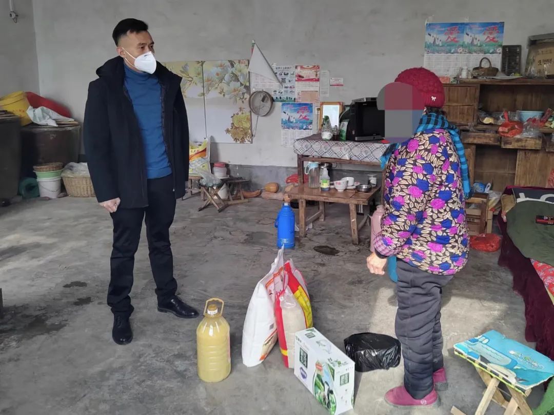 情系老人温暖晚年,情系贫困户冬日送温暖