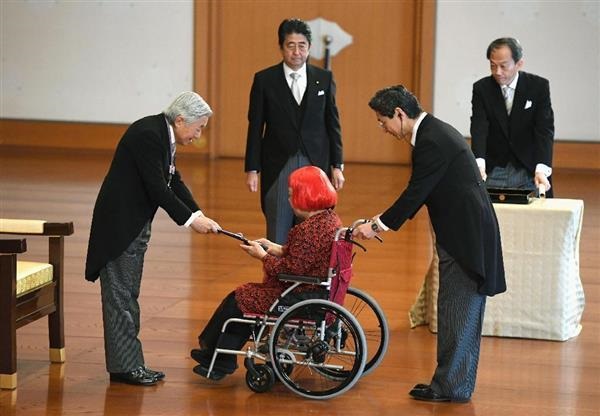 在美国组织全裸行为艺术被捕，日本丑闻女王如何逆袭为最贵女画家