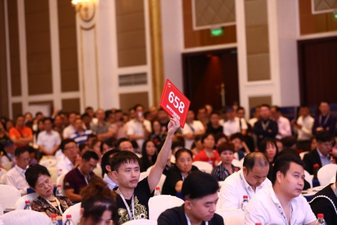 男子9万元买袈裟,男子花7万买袈裟转手7000