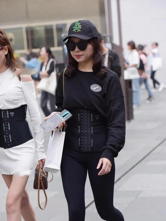 时尚优雅气质紧身裤穿搭漂亮至极,宽松短皮裤搭配气质