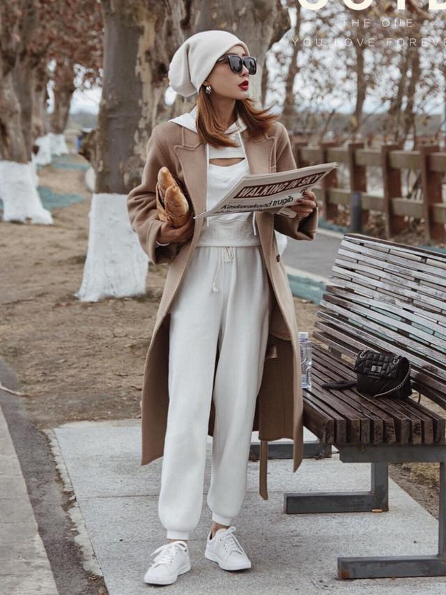 大衣卫衣今冬最火混搭套路时髦炸,冬季穿大衣卫衣减龄时髦