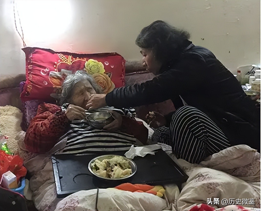 广西大叔穿女装在街头卖艺被骂变态，真相曝光后网友：真男人