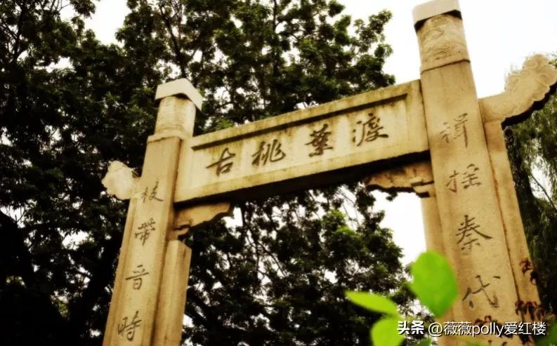 试猜薛宝琴精巧的元宵灯谜，谜底终不过是柴米油盐，内涵全是悲剧