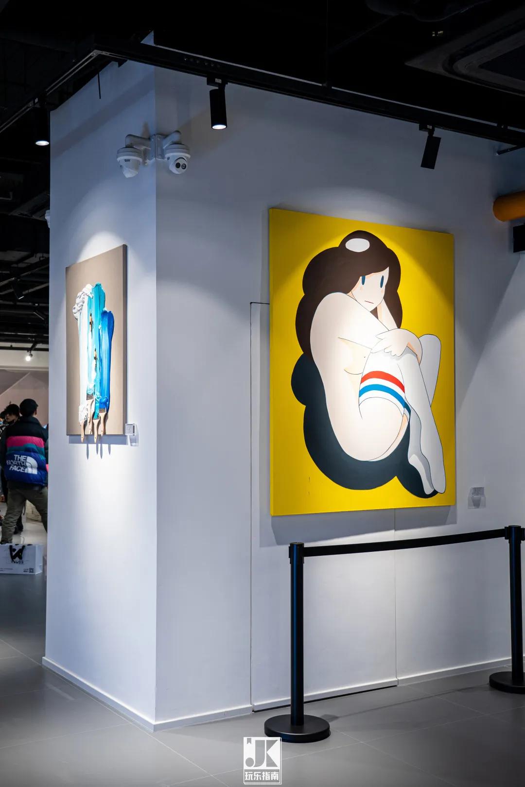 六位数玩偶、30万的AJ，免费送MOLLY，这家潮流店“很来事”