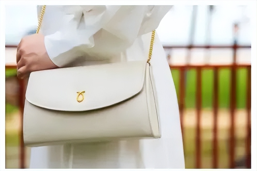 英国女王最喜欢的包包牌子,英国女王拿的包包价格