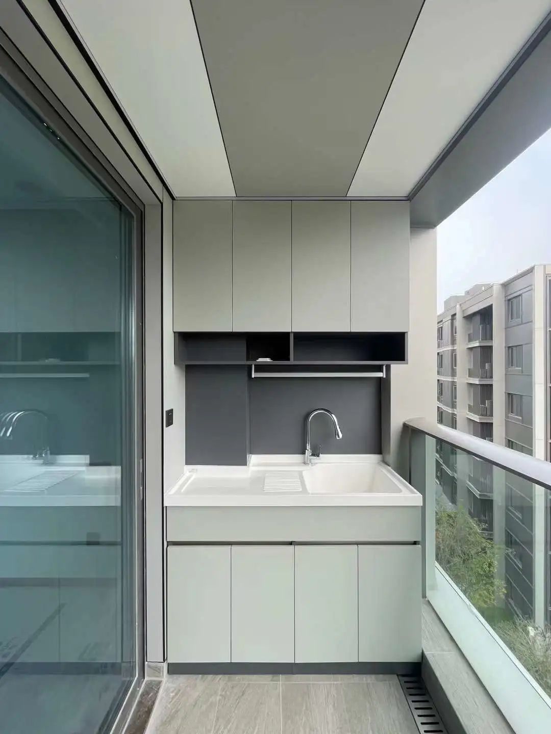 蜂窝板和铝合金做阳台柜哪个好,铝制蜂窝板阳台柜