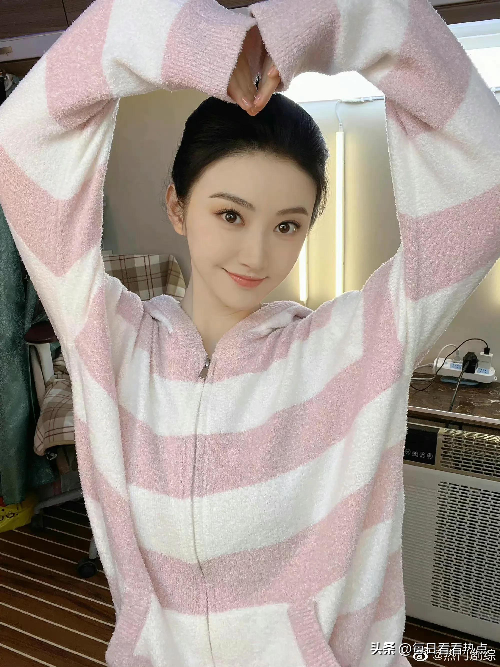 韩国街头擦边球小广告盗用景甜照片,工作室回应维权处理