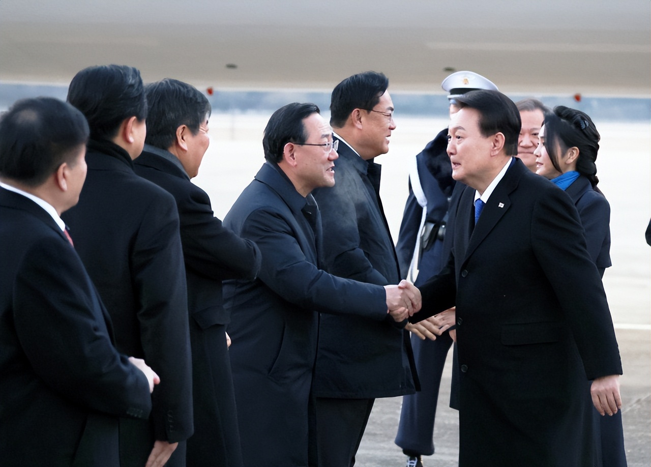 韩第一夫人穿军装,韩第一夫人着装