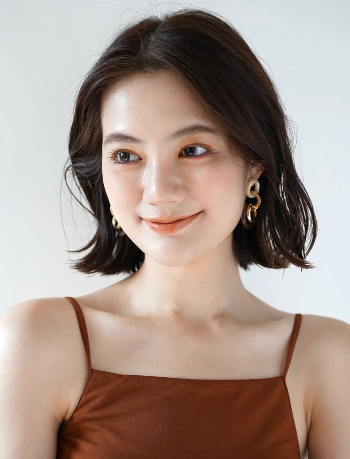 中年女士发量少烫什么发型好看,中年女士烫什么头发好看显年轻