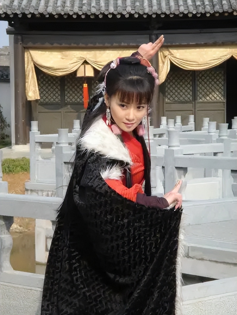 脖子青筋暴起、胸部瘦成排骨，这8位女明星的审美太畸形了