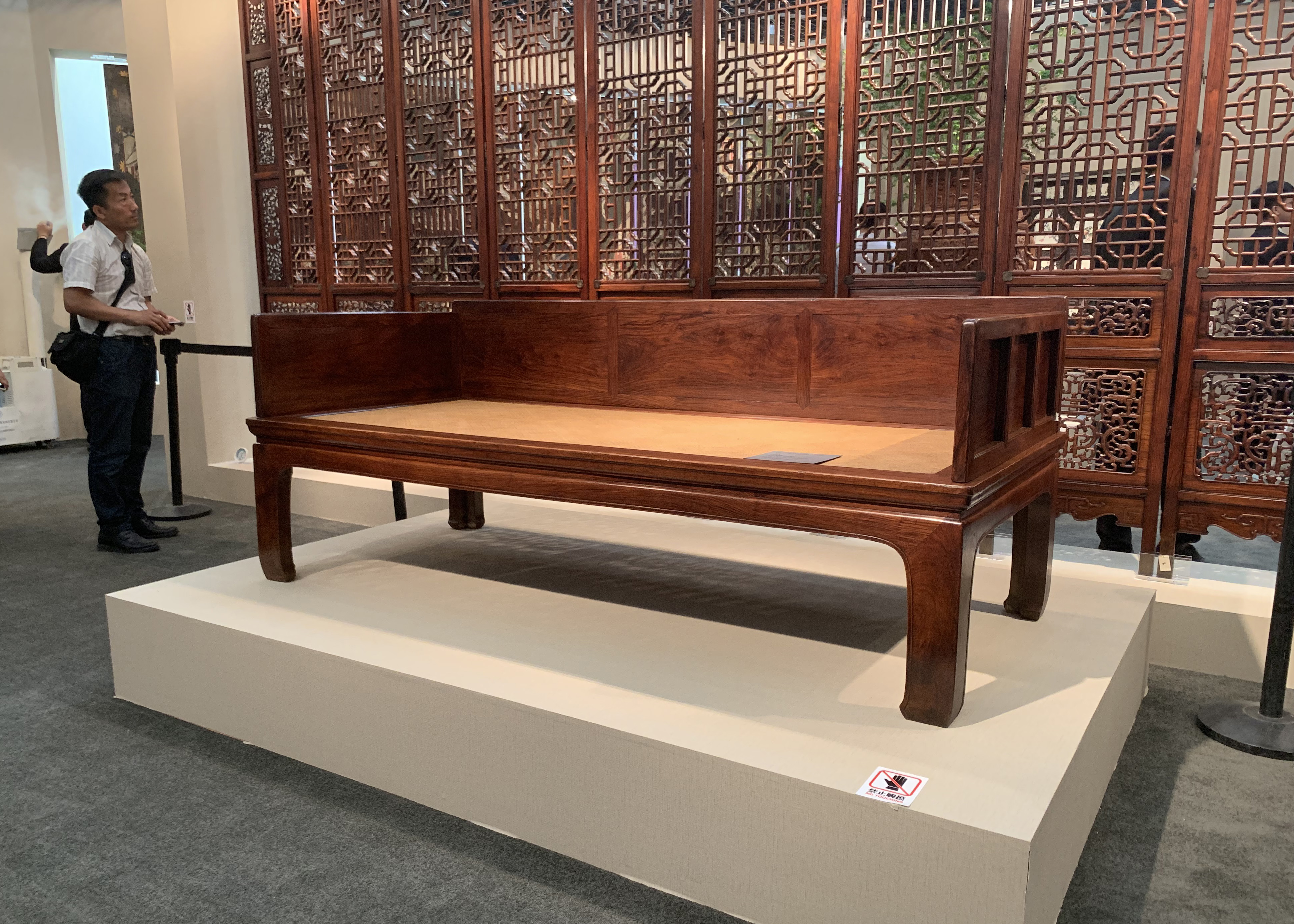 黄花梨大罗汉床价格,价值上亿的罗汉床