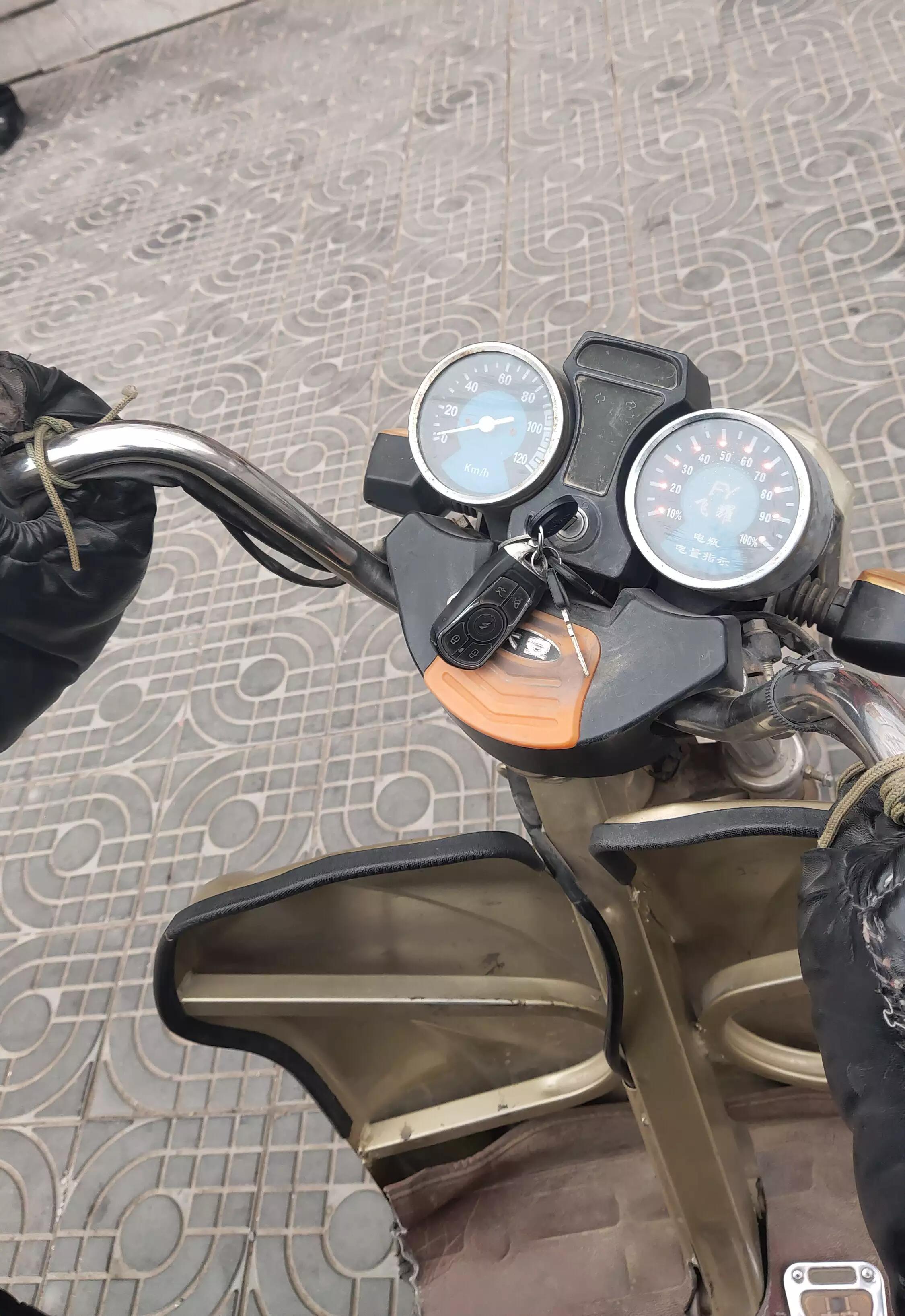 电动车新换的电池充满电不跳绿灯,电动车充满电加速掉二格电怎么了