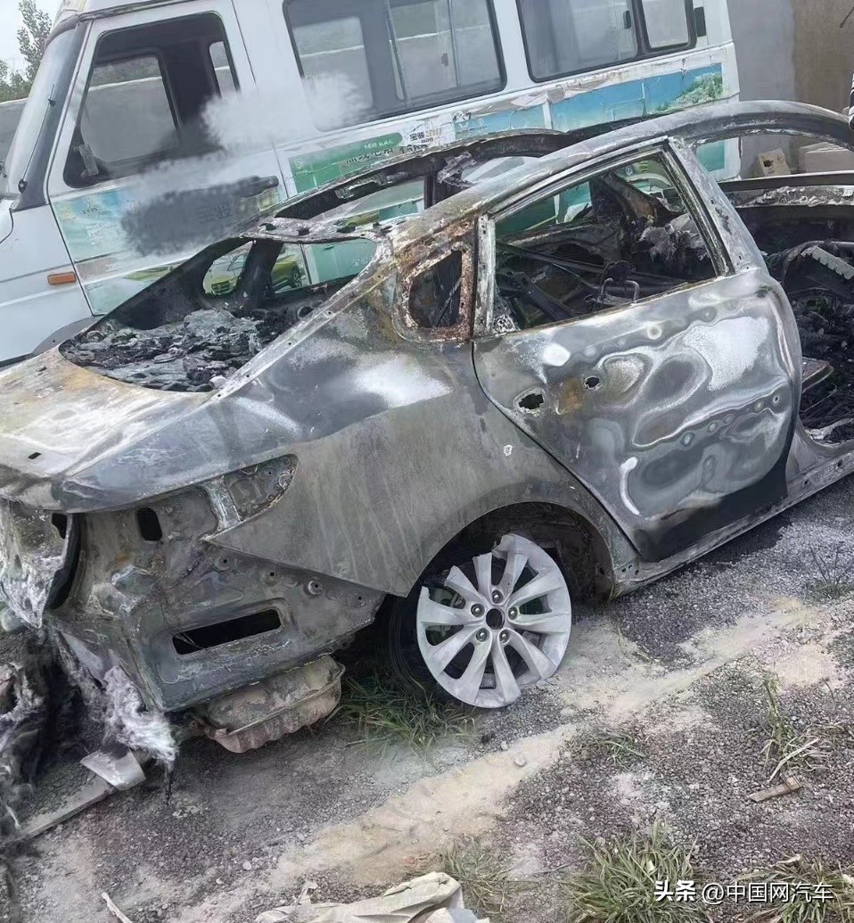 起亚k5高速路突发自燃致烧毁,起亚k5车突然路上着火