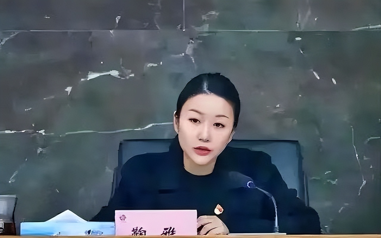 回顾美艳董事长落马，21岁刚毕业就当上了当地局长，疑似权色上位
