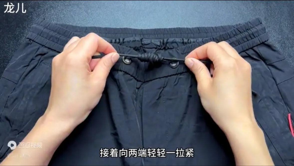 裤子一根连起来的绳子打结方法,裤子上的绳子怎么系简单好解