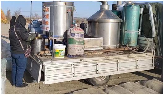 农村集市摆摊卖自己烤的酒,北方集市摆摊卖现酿白酒