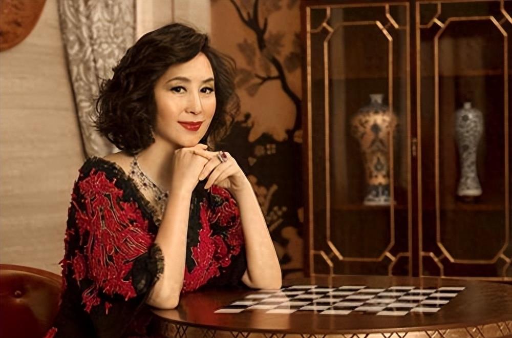 何超琼现身贵州身材惊艳,何超琼现身贵州山区