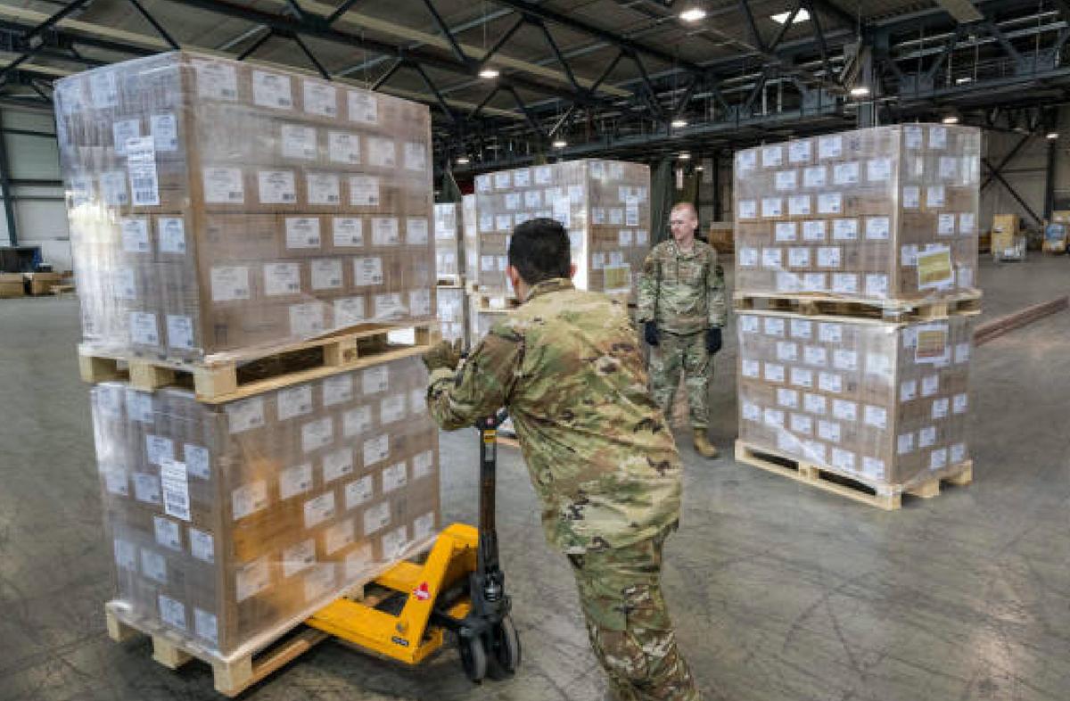 “奶粉荒”控制不住了，纽约进入紧急状态，美国动用*用军**飞机救急