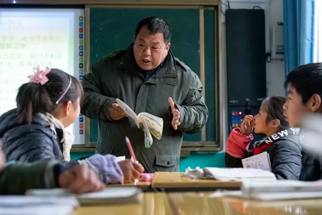 一个教体育的胖子,一个胖子教小孩视频