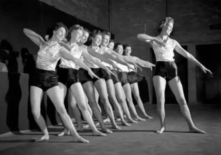 网红阿爽铁三穿着引争议,阿爽打扮