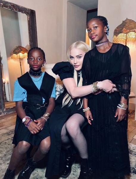 62岁的麦当娜携27岁男友出席派对,麦当娜晒家族合照