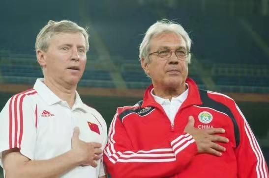 国足双主帅事件,三名球员群殴教练组