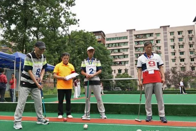 当前最流行的门球双贴脚击球法,门球的正确打法图解