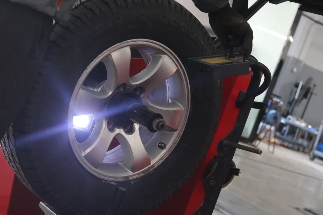 老款八十年代丰田霸道,经典丰田霸道老车翻新复活