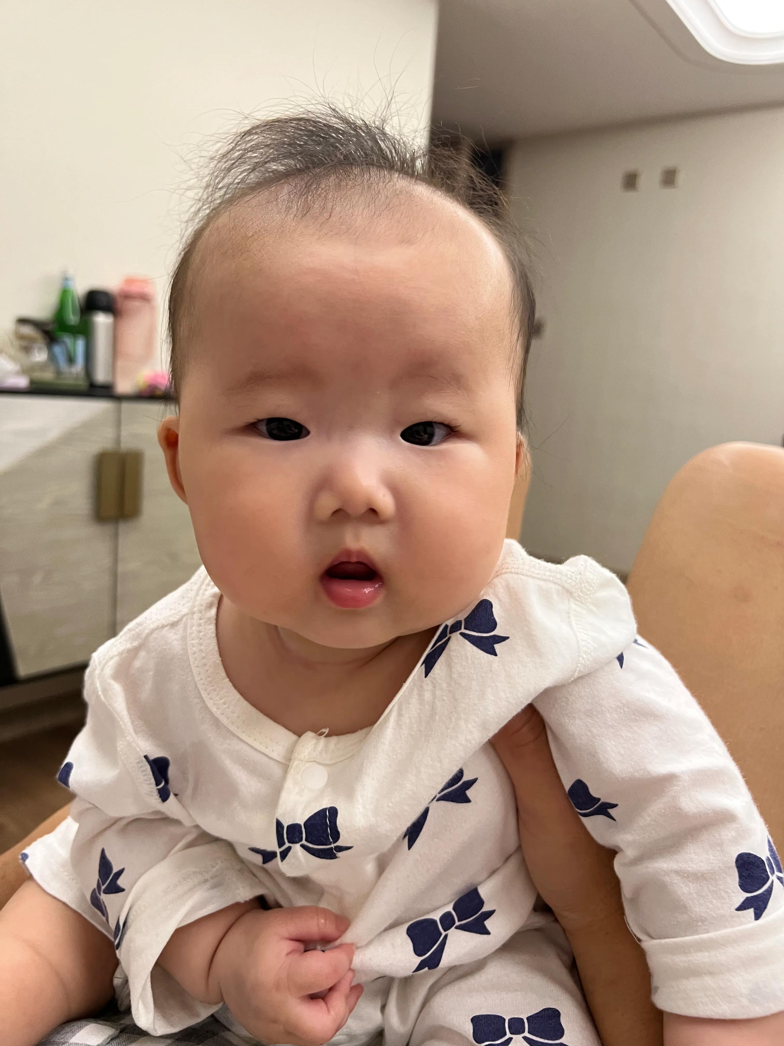 闺女四个月了头发还少得可怜，妈妈傻眼：现在剃胎毛还来得及吗？