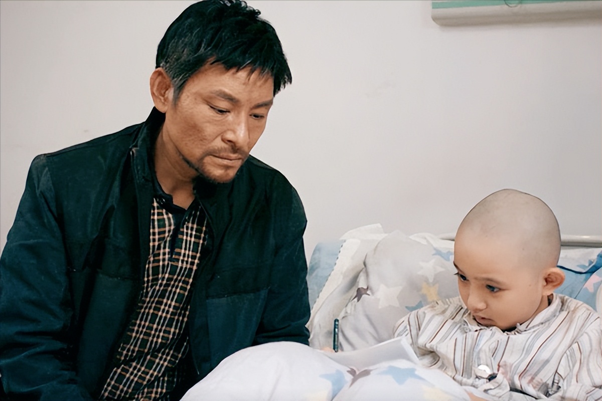 7岁女孩身患绝症，不愿拖累养父，自愿放弃治疗，感动无数人